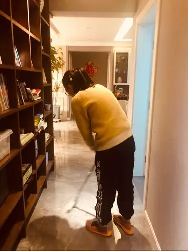 帮妈妈扫地