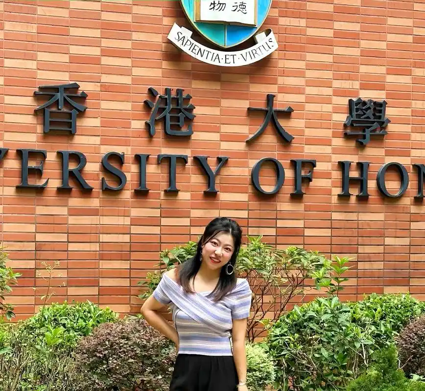 领到港大学生证啦.香港大学真的是立体的,你以为你在一楼,其实 - 抖音