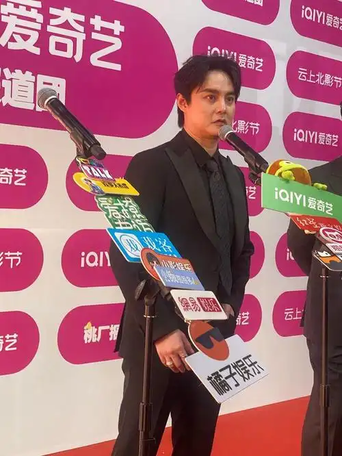 今日份尹正生图来啦allblack特别帅