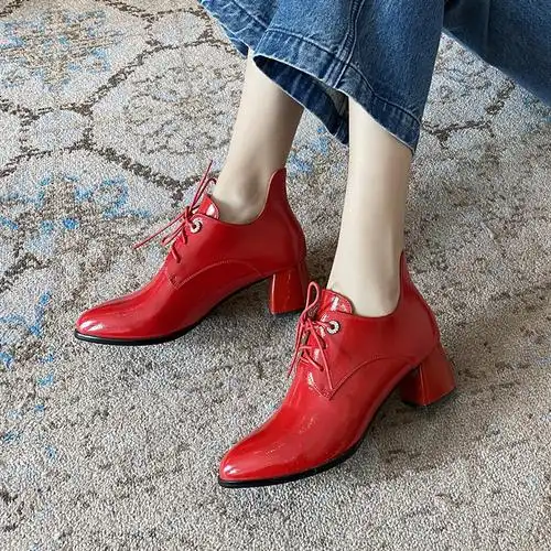 春秋漆皮系带尖头深口中跟粗跟单鞋女英伦风红色小皮鞋高跟鞋大码