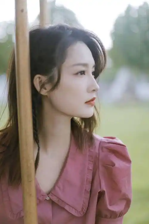 李沁晒夏日旋转木马写真 童趣温柔好似童话公主