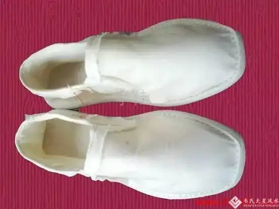 层白布,这就叫新逝糊,这种糊的鞋要穿100天,即从去世那天直到100天都