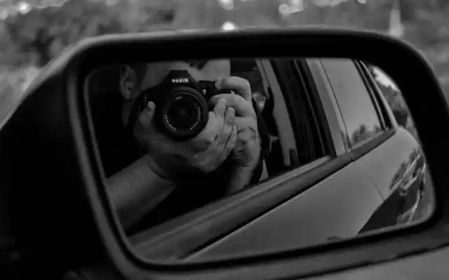 框架式构图,用形式的封闭,来表达内容的延伸