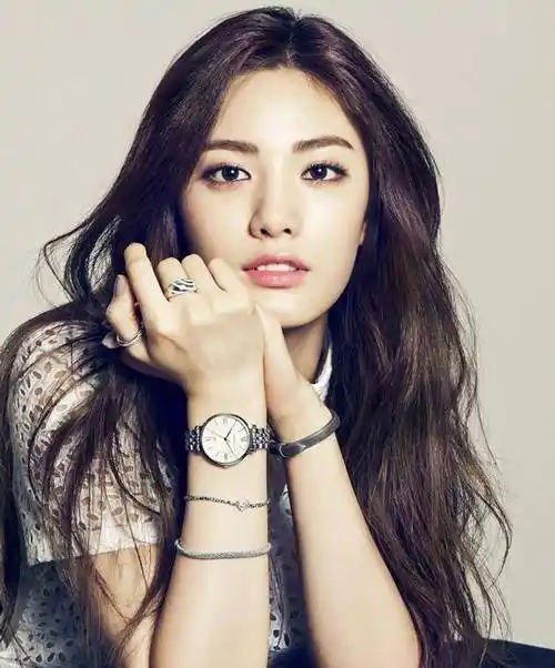 全球第一美女林珍娜,气质好 小露香肩,本年度最美面孔100人之一