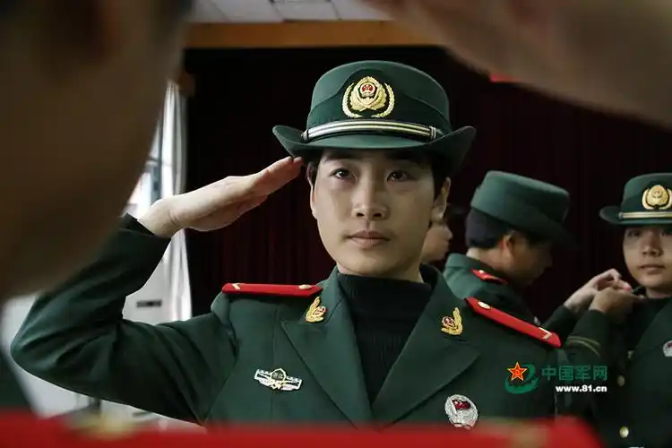 授衔后的女兵互敬军礼,英姿飒爽.