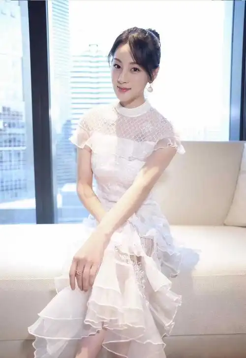 赵圆瑗颜值高真任性!红白拼接棒球服配牛仔裤休闲舒适,气质惊艳