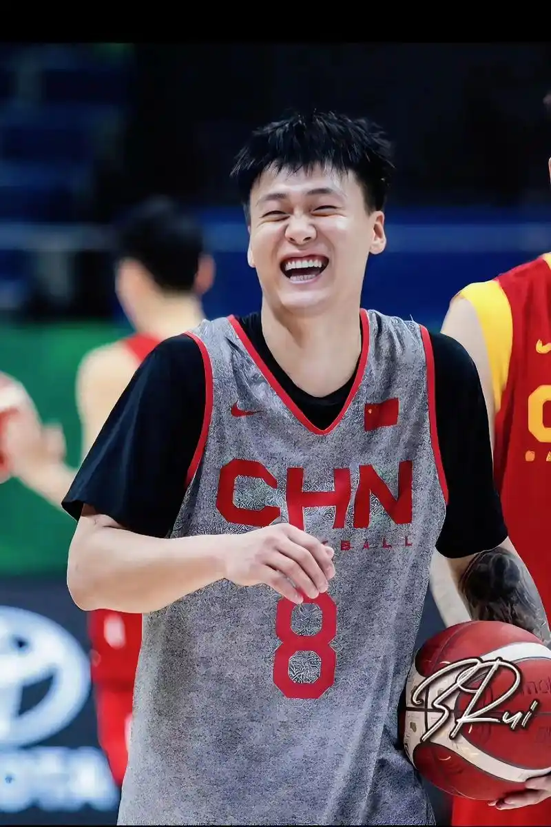 俩活宝.#赵睿 #胡明轩 #中国男篮 图源:爱比趣 - 抖音