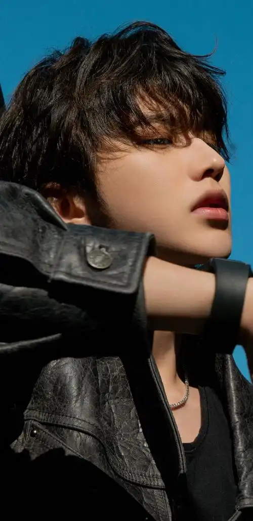 蔡徐坤秋日青空机车大片