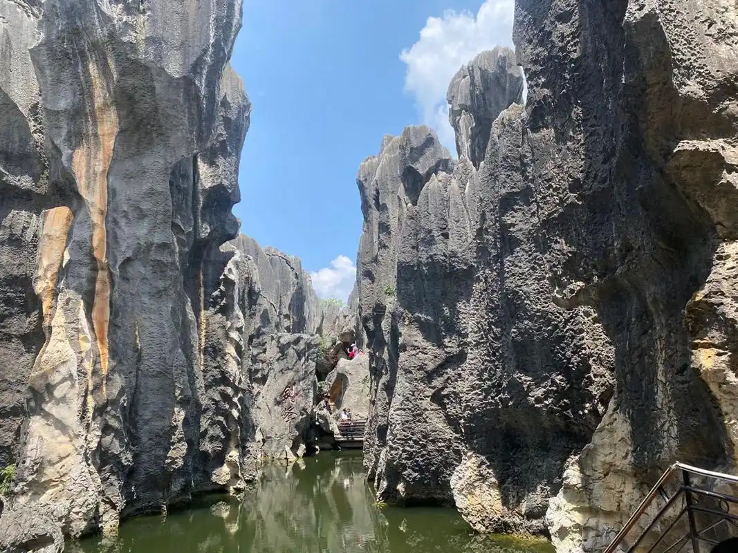 云南石林风景区 关于交通 : 我们住在昆明城区里,早晨吃过早餐直接