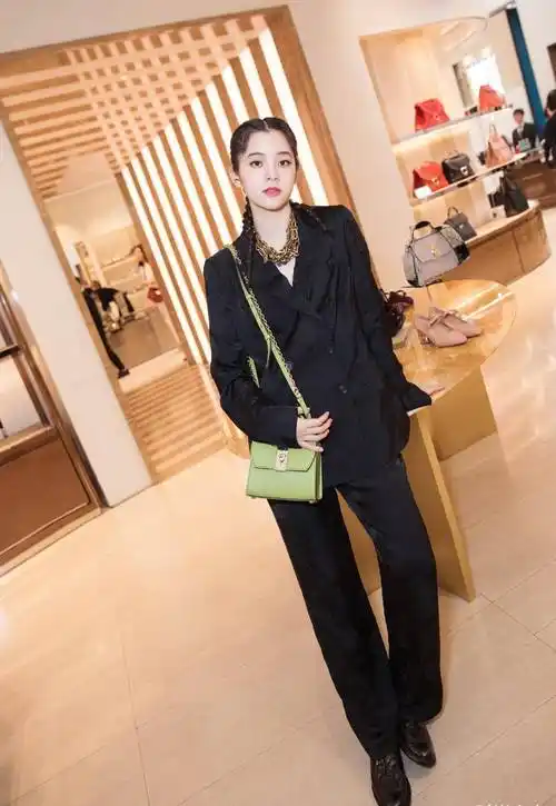 原创欧阳娜娜品牌写真照曝光穿大红色衣服配条纹西装撞色时尚吸睛