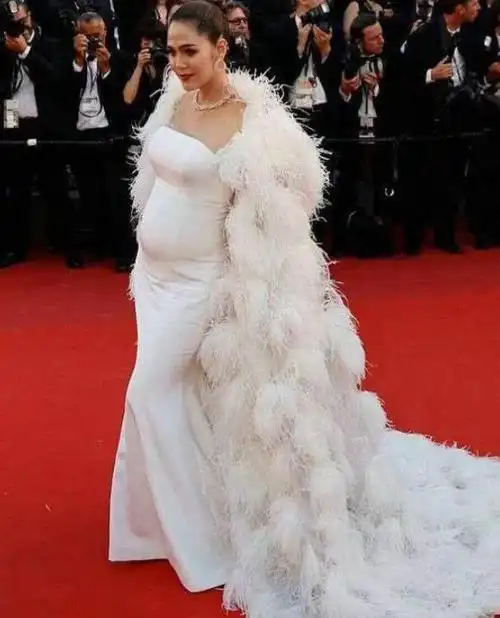 范冰冰挺着孕肚走国际红毯开创史上第一位不愧是毯星