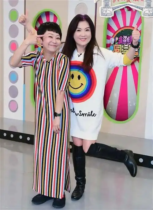 "而说到曹兰和姚黛玮,两人曾是经典综艺《钻石舞台》节目中暴红的"双