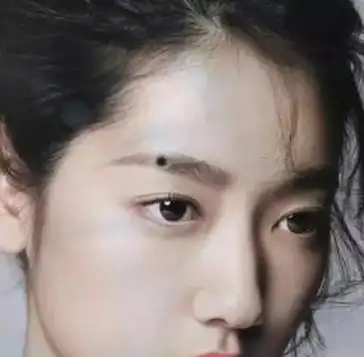 这种痣藏在眉毛内的人,财运好且长寿,是大吉之相,不管左眉还是右眉