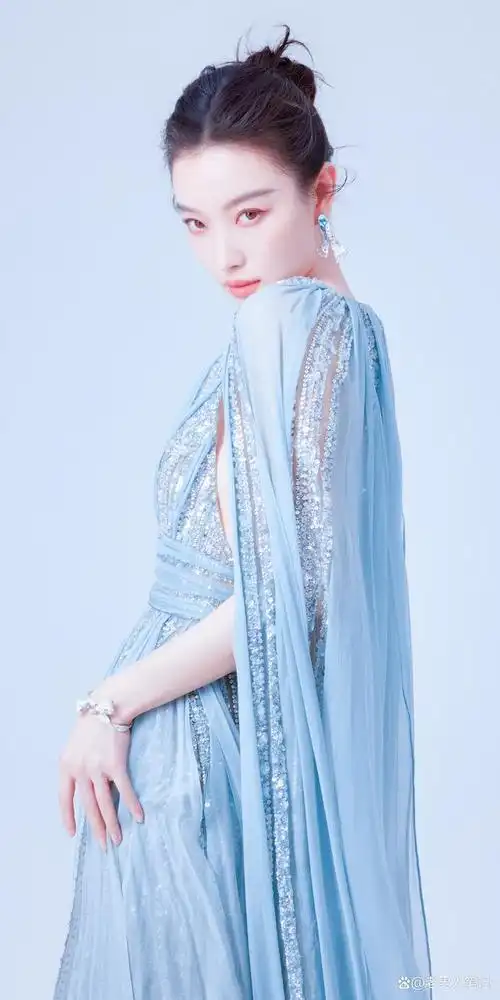 倪妮天青色披风亮片礼裙,镜头下的她优雅端庄,给人满满的舒适感