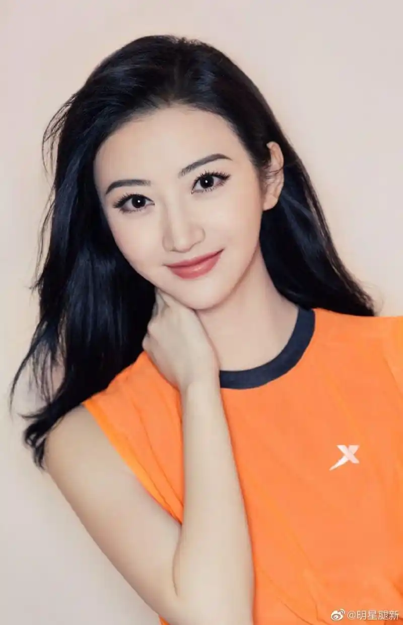 特步代言人景甜漂亮大长腿