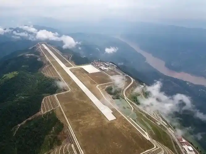重庆巫山机场,削平7座大山填平了6个山谷,建在海拔1771米的山巅 - 简