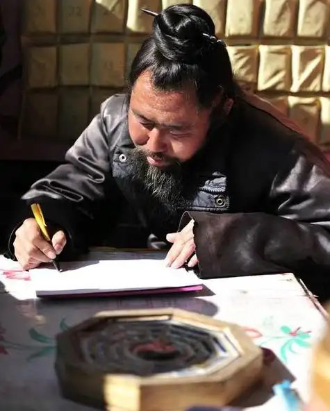 河北一家寺庙门前 算命先生看一卦起价50多了不限