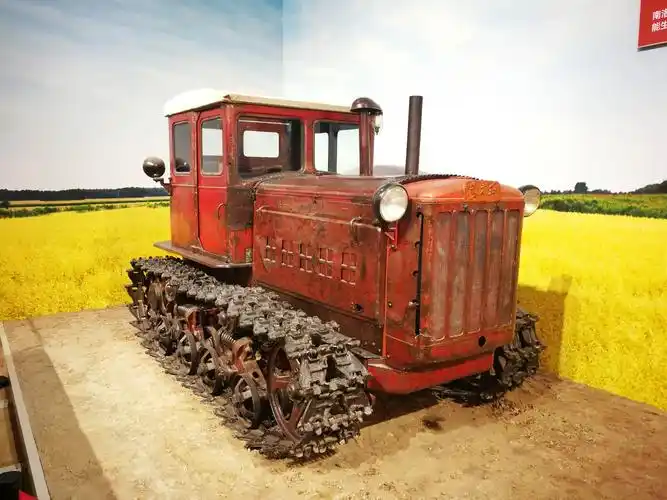 1958年生产了第一台东方红履带式拖拉机