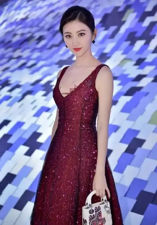 景甜也有大胆一面穿低胸红裙大秀性感好身材傲人上围太抢镜