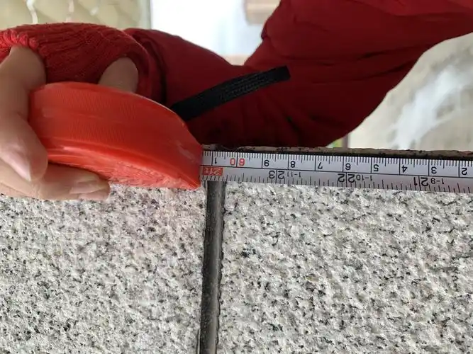 瞧,一块墙面砖的高度大约是60厘米.