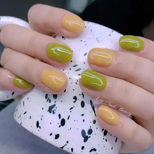 牛油果绿跳色美甲丨夏日小清新