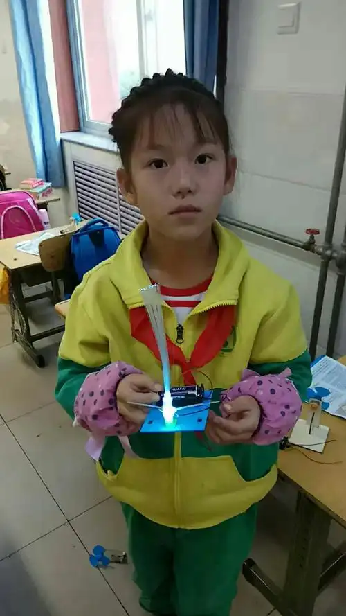 石楼中心小学二(2)班家长大课堂之科技制作《我是小小发明家》 ——任