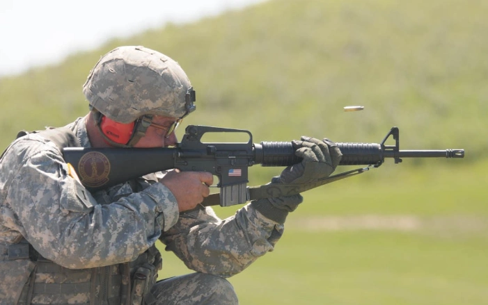 世界经典单兵利器,m16a2步枪有何特点?它有着较重的枪管,穿透力特强!