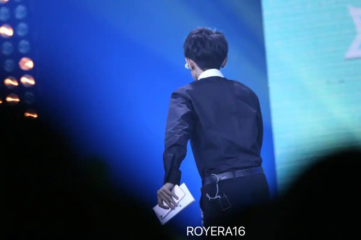 王源帅气背影合集 宽阔肩膀纳山海