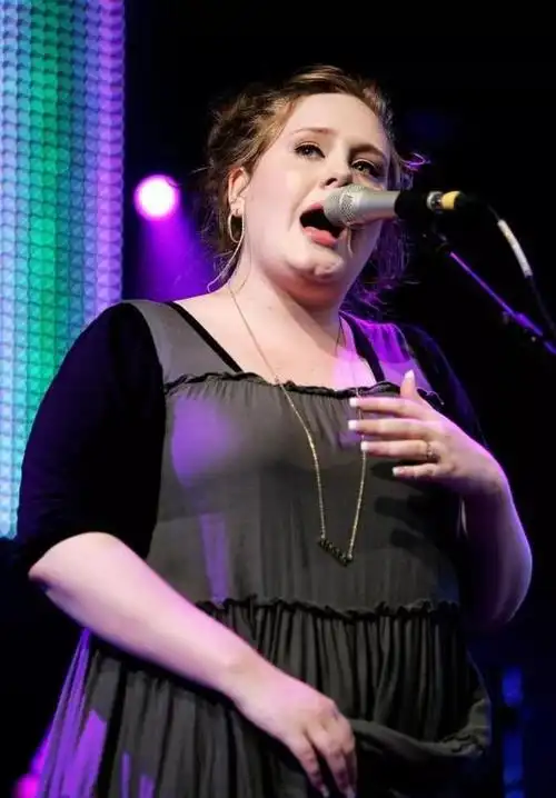 adele近照暴瘦脱形脸颊凹陷撞脸水果姐大长腿判若两人