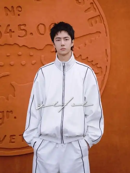王一博白色运动服造型