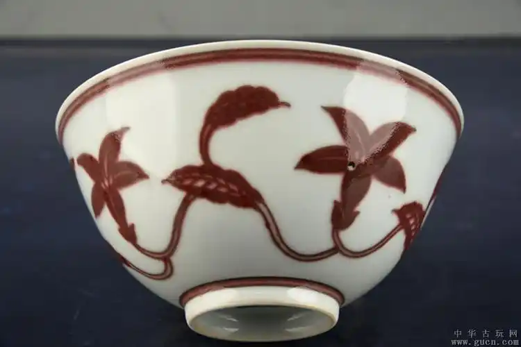 大明成化年制釉里红缠枝花纹碗
