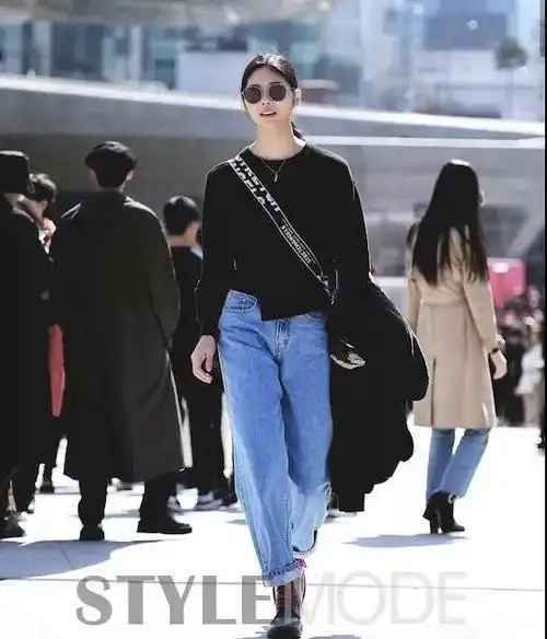 无论什么时候,牛仔都是我们的百搭单品,搭配黑色也不例外!