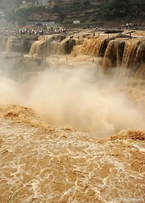 黄河壶口瀑布是中国的著名景点之一,其壮观的景象吸引着无数游客前来