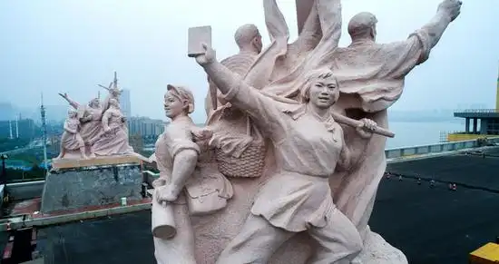 南京长江大桥修缮一新 工农兵雕塑露出真容