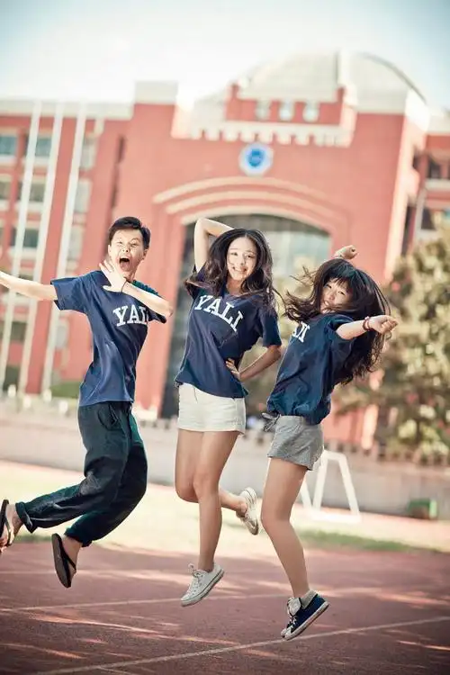 可爱女孩李莎旻子跟母校雅礼中学的一组合影在网上爆红.