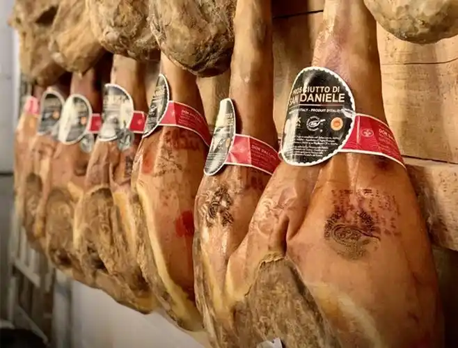 是经过盐渍,烟熏,发酵和干燥处理的腌制动物后腿;西班牙火腿与世界