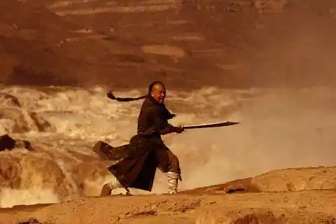 李把他推荐给自己的师兄刘仕龙,一起押镖,行走江湖,后来到北京一家