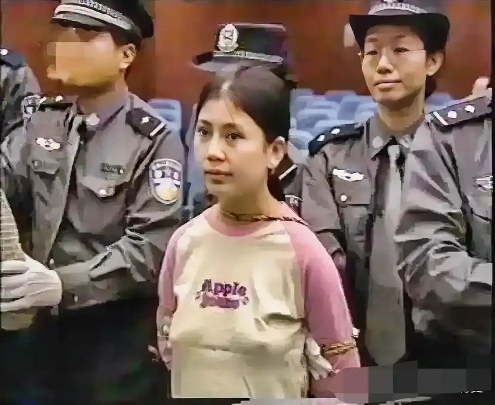 2003年,杀人犯被执行死刑前的一张照片,照片中的女