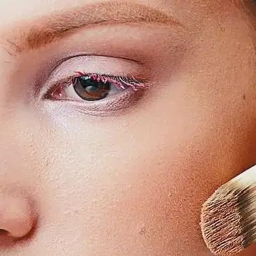 导致底妆产品无法很好地与皮肤贴合,堆积在皮肤纹路里,就会出现卡粉的