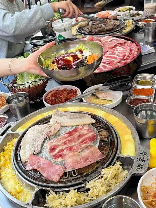 和朋友一起吃烤肉