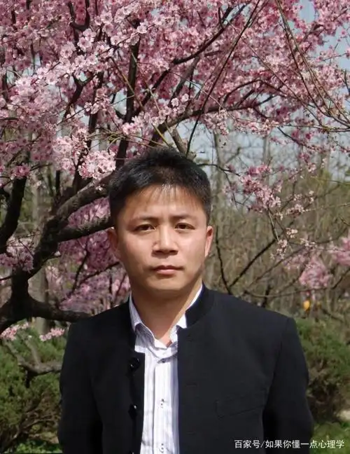 40岁的老男人,既能吸引18岁女生,又能吸引18岁男生,为何