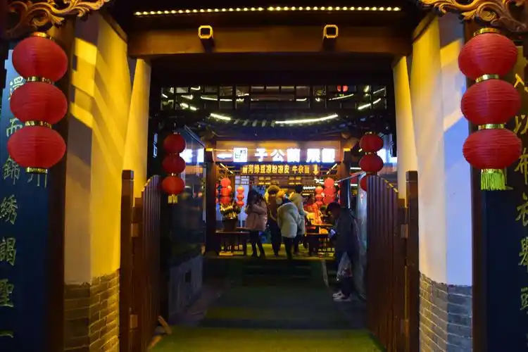 南阳府衙小吃一条街夜市媲美开封鼓楼夜市