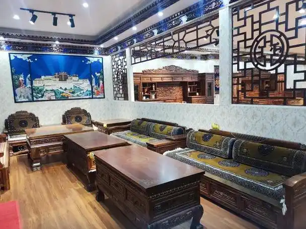 走进拉萨的大街小巷,你会被这里独特的藏式建筑所吸引.