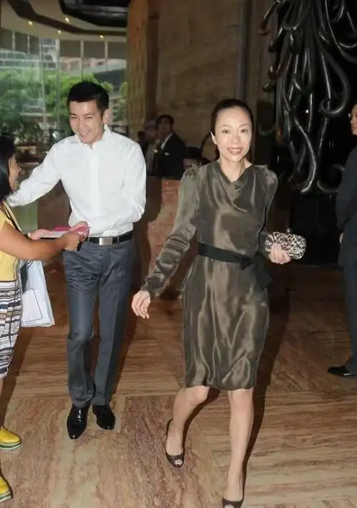 保剑锋罕携妻亮相妻子打扮阔气挺漂亮五官大气一看就强势