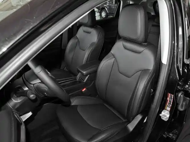 空间不小最低6.2l油耗,可选四驱的合资suv,带你看jeep指南者