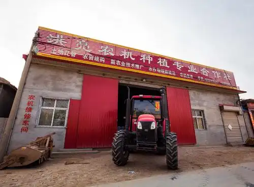 拖拉机作业出库棚