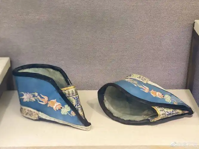 杭州丝绸博物馆展出的清代至民国时期小脚鞋