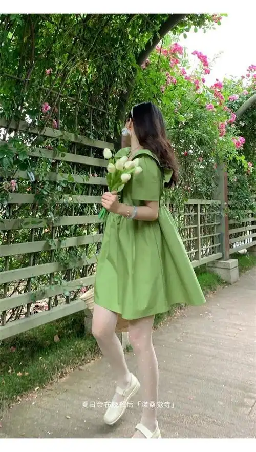 赵露思身穿一件绿色花裙,裙子的背部设计露出了她白嫩的玉背,裙摆的