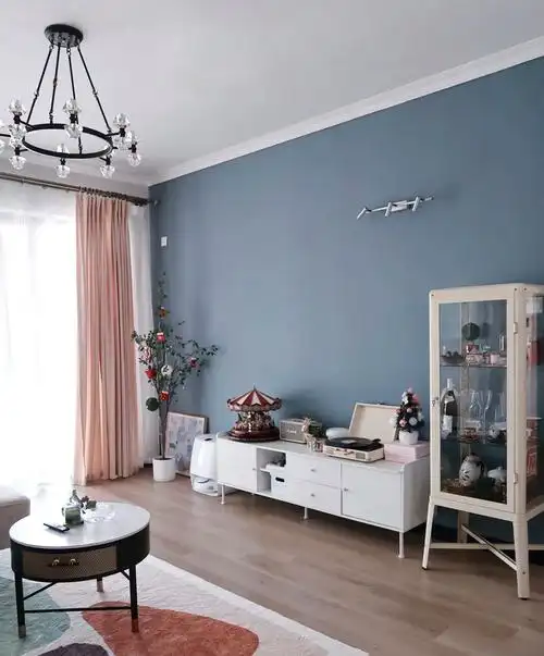 电视墙的去繁留简,用最简单,最传统的方式去处理,只刷一个白色的乳胶