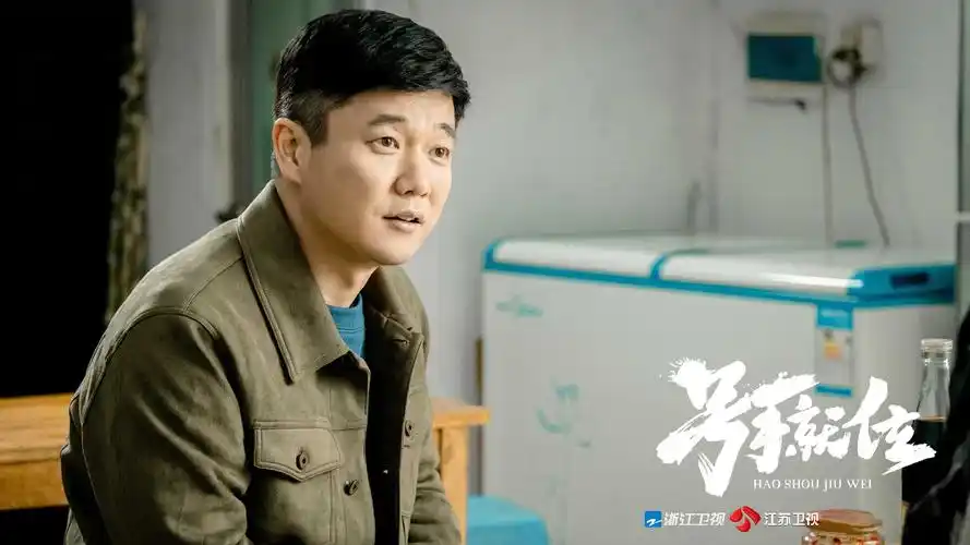 军种的电视作品,肖央在剧中饰演是一名热爱火箭军,热爱军旅生活的老兵